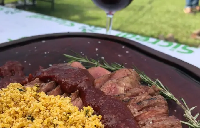 Jardins da Vinícola Aurora em Pinto Bandeira serão cenário do BAH BBQ Vinhos e Assados neste sábado (18)