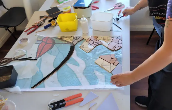 ‘Memórias em Mosaico’ transforma fragmentos da tragédia climática em marco histórico no distrito de Tuiuty, em Bento Gonçalves
