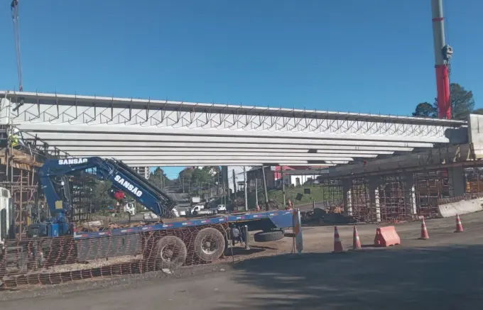 CSG finalizou içamento de vigas no viaduto do bairro Nossa Senhora da Saúde, em Caxias do Sul