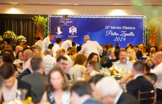 Simplás premia profissionais da indústria do plástico e destaca jovem formada pelo EducaMais