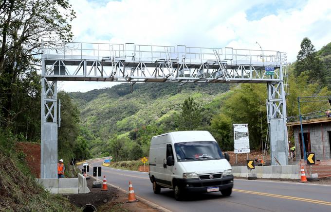 Novo pórtico do sistema free flow começa a ser instalado, na próxima segunda (16), no km 151 da ERS-122
