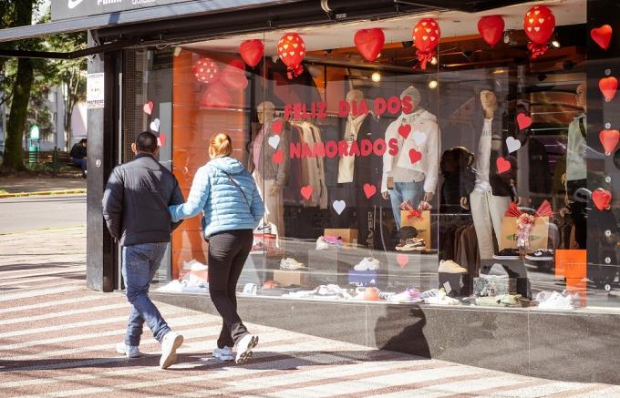 Pesquisa da CDL Caxias projeta crescimento de 10,8% no ticket médio para o Dia dos Namorados